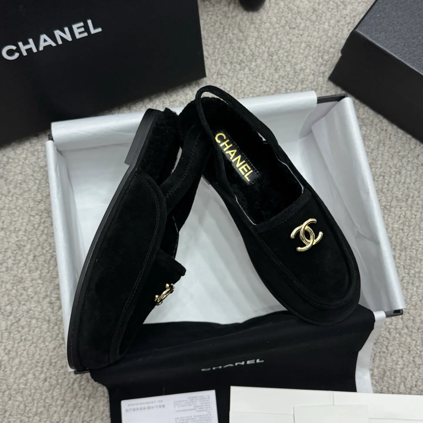 👟👟Ex-factory price 600👟👟 Classic model 🇨🇳ChaneL 25K Teddy fur loafers Simple and high-end design, super versatile! Double C logo embellishment! Imported suede has the texture of natural animal leather visible to the naked eye! The top version is stress-free when entering and exiting the cabinet. It has a bookish texture on the feet and feels great on the feet. Versatile item. ✅Upper: Customized imported suede. ✅Inner lining: imported lamb wool. ✅Outsole: imported genuine leather. ✅Size: 35-40. ✅Comes with a full set of packaging.